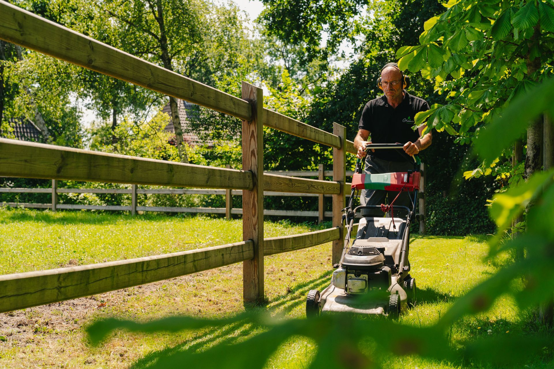 Werknemer Groenen rijdt het gras af