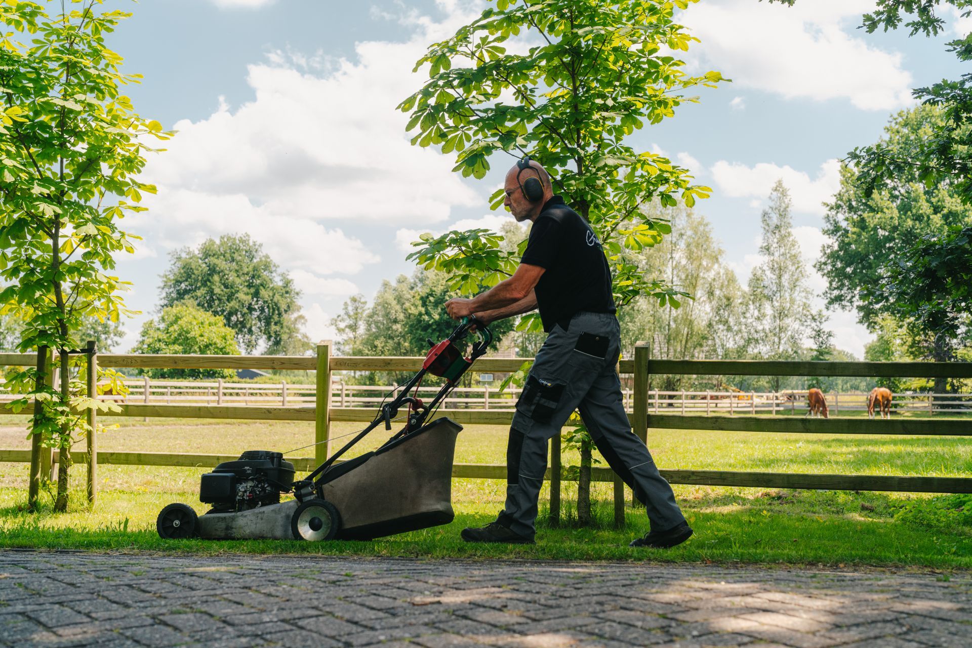 Grasmaaien door groenen tuinaanleg