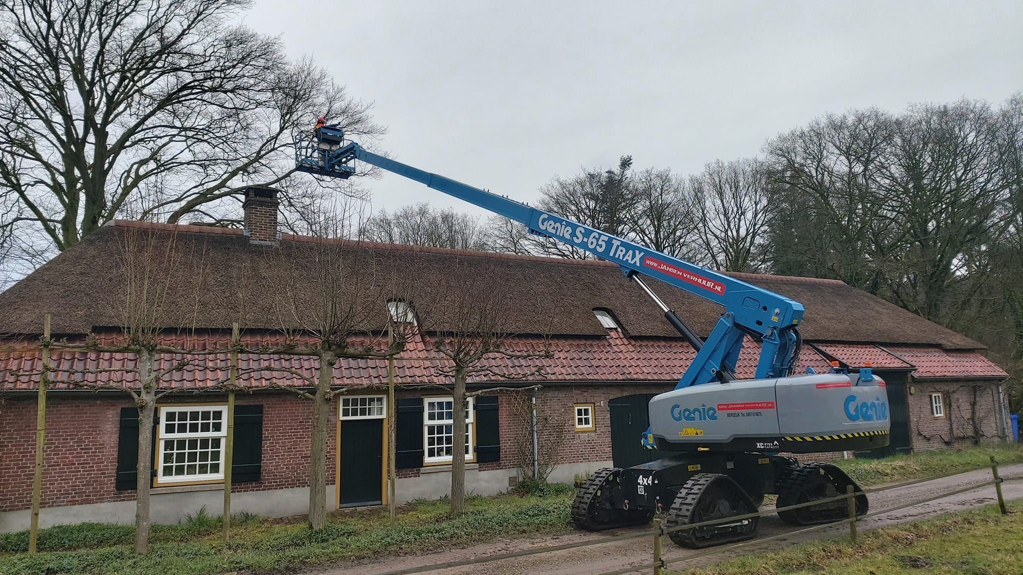 Snoeien met een hoogwerker